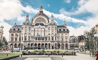 Central Train Station, Antwerp, Belgium. Bente Hagens@Unsplash