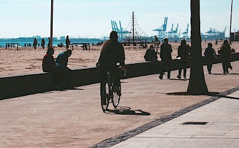 Cycling along the beach, Valencia. Juan Puyo@Unsplash