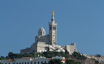 Notre-Dame de la Garde basilica, in Marseille, seen from the Old Port. Benh Lieu Song@Wikimedia Commons