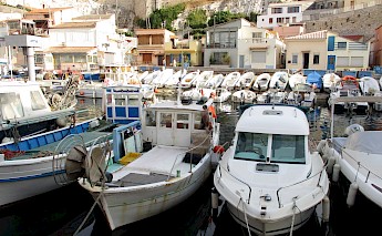 Small fishing boats at the Auffes Valley, little fishing creek, Marseille. Arnaud 25@Wikimedia Commons