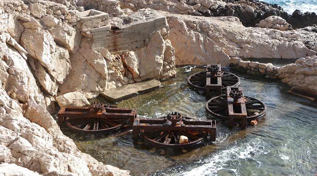 Base and rope pulley of the diving cableway Téléscaphe, Calanque de Callelongue, Les Goudes, Marseille, France. Maviesurmars@Wikimedia Commons