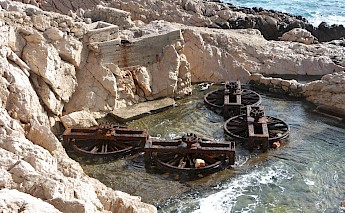 Base and rope pulley of the diving cableway Téléscaphe, Calanque de Callelongue, Les Goudes, Marseille, France. Maviesurmars@Wikimedia Commons