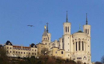 Basilique de Fourvière, a minor basilica in Lyon, France. La coccinelle@Unsplash
