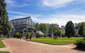 Blue skies above the Parc de la Tête d’Or, Lyon. Unsplash@John Disandolo