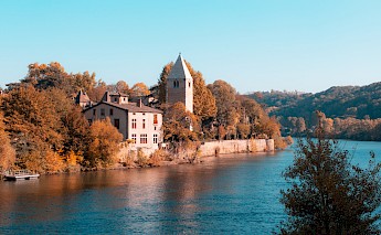 Fall landscape on the Rhone River, Lyon. Margaux Bebin@Unsplash