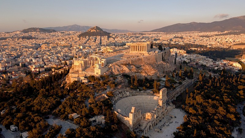A view over the city of Athens, with the majestic Acropolis. Jim Niakaris@Unsplash