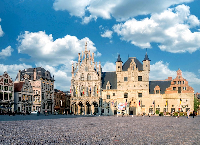Grote Markt with Rathaus, Mechelen, Belgium. Rolf Kranz@Wikimedia Commons