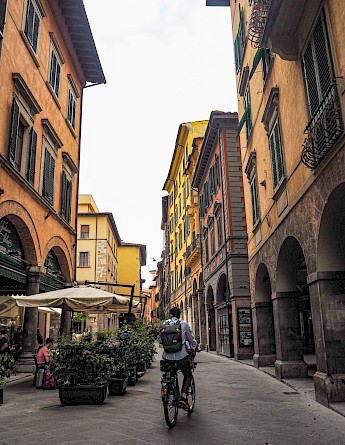 Touring the city of Pisa on a bike. Margarida Afonso@Unsplash