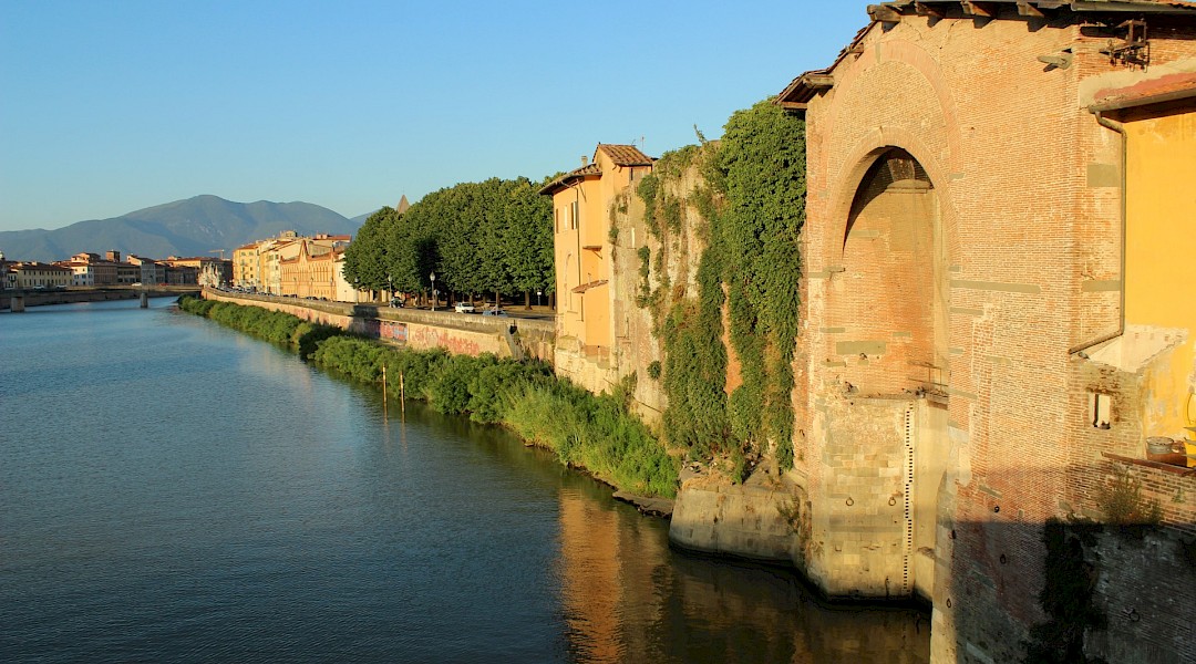 Lungarni di Pisa, overlooking the Arno river. Miguel Hermoso Cuesta@Wikimedia Commons