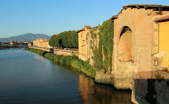Lungarni di Pisa, overlooking the Arno river. Miguel Hermoso Cuesta@Wikimedia Commons