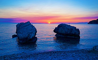 Sunrise at Kefalonia, Greece. Joia de Jong@Unsplash
