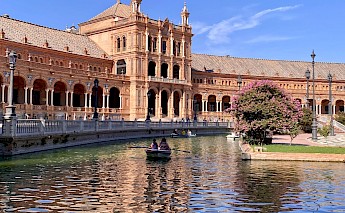 Boat ride around Plaza de Espana, Seville. Habanera@Unsplash