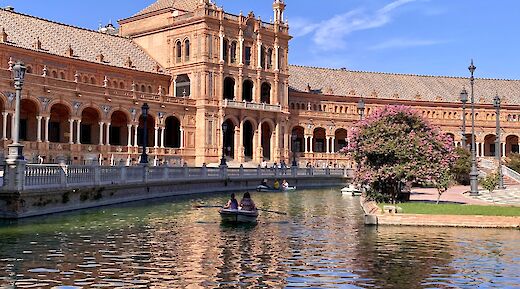 Boat ride around Plaza de Espana, Seville. Habanera@Unsplash