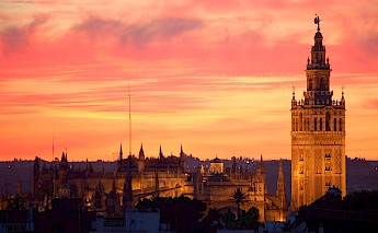 Pink sky at sunset over the Cathedral of Seville. Alfonso Ayuso García@Wikimedia Commons