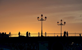Puente de Triana at sunset, Seville. Gzzz@Wikimedia Commons