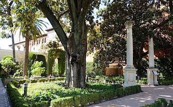 Columns in the Garden of Dance - Alcázar of Seville, Spain. Daderot@Wikimedia Commons