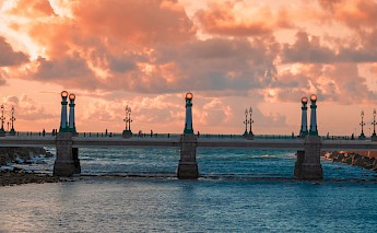 Zurriola Bridge across the Urumea River. Cvzzn@Unsplash