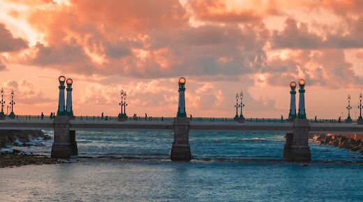Zurriola Bridge across the Urumea River. Cvzzn@Unsplash
