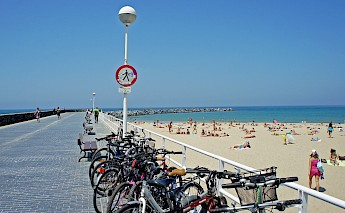 Bikes at Zurriola Beach, Donostia San Sebastián. Mariordo@Wikimedia Commons