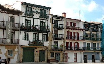 La place du Guipuscoa, Hondarribia. Calips@Wikimedia Commons
