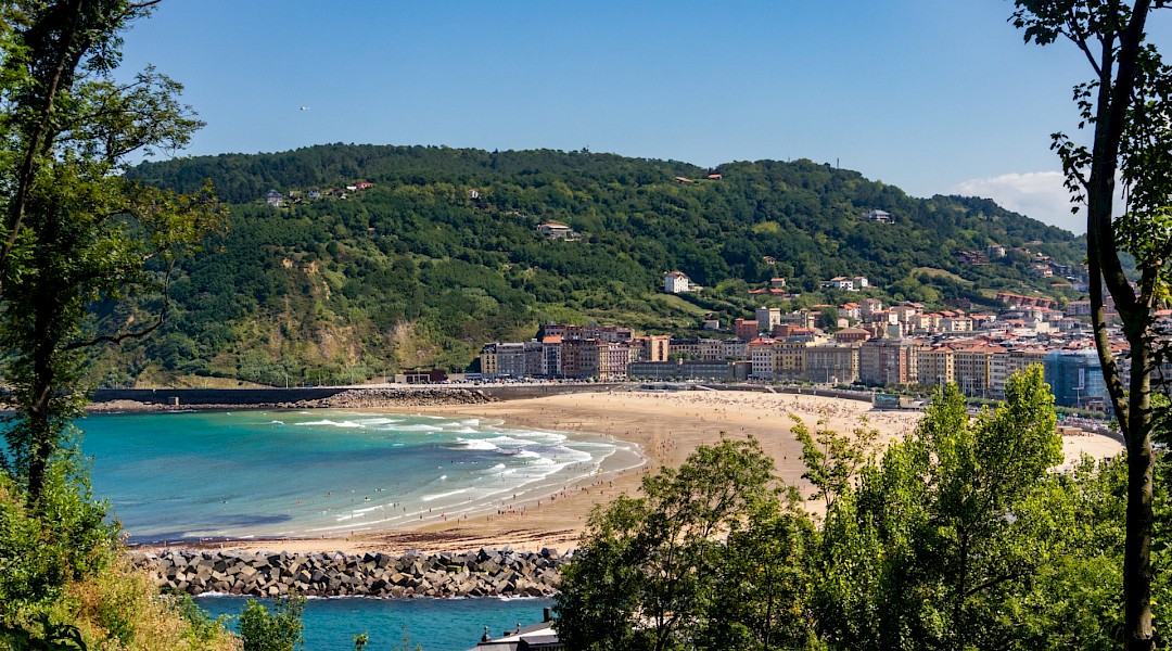 View of Zurriola Beach in Donostian San Sebastian. Ermell@Wikimedia Commons