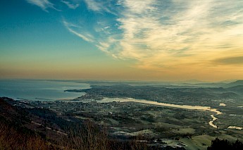Txingudi Bay entrance seen from Mount Jaizkibel. View of the estuary, bay, Hondarribia and Hendaia. Batix Ezeiza@Wikimedia Commons