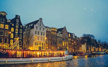 Amsterdam by night, Holland. Savio Felix@Unsplash