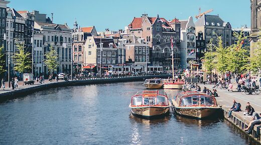 Canal boats side by side, Amsterdam, Holland. Ethan Hu@Unsplash