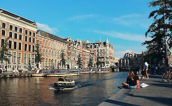 Canal in Amsterdam, Holland. Venus Major@Unsplash