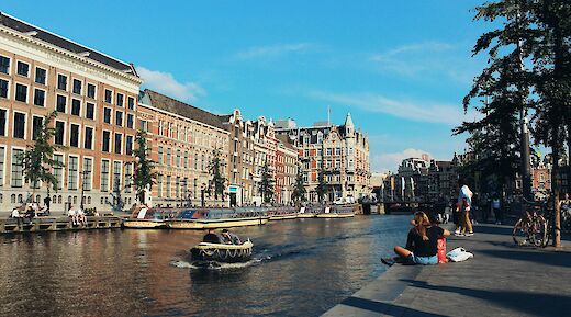 Canal in Amsterdam, Holland. Venus Major@Unsplash