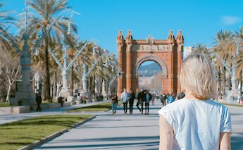 Admiring the Arc de Triomf, Barcelona, Spain. Toa Heftiba@Unsplash
