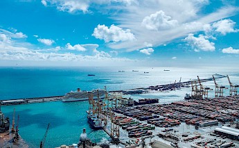 Barcelona port view from the Monjuic, Spain. Rosy Ko@Unsplash