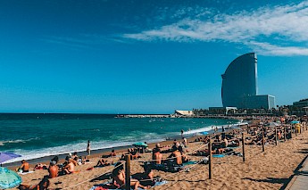 People enjoying themselves at the Barceloneta beach. Marc Fanelli@Unsplash