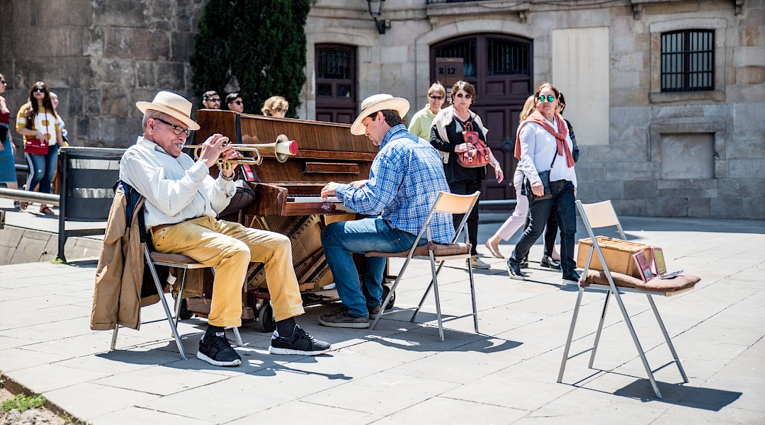 Street art performers playing music at Cathedral Square, Barcelona. Richard Hewat@Unsplash