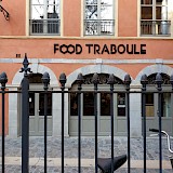 Food traboule, Lyon, France. Romainbehar@wikimedia commons