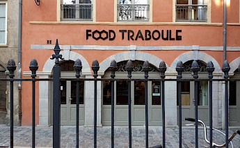Food traboule, Lyon, France. Romainbehar@wikimedia commons