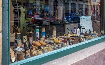 shoes, Croix Rousse, Lyon, France. pass horizon@unsplash