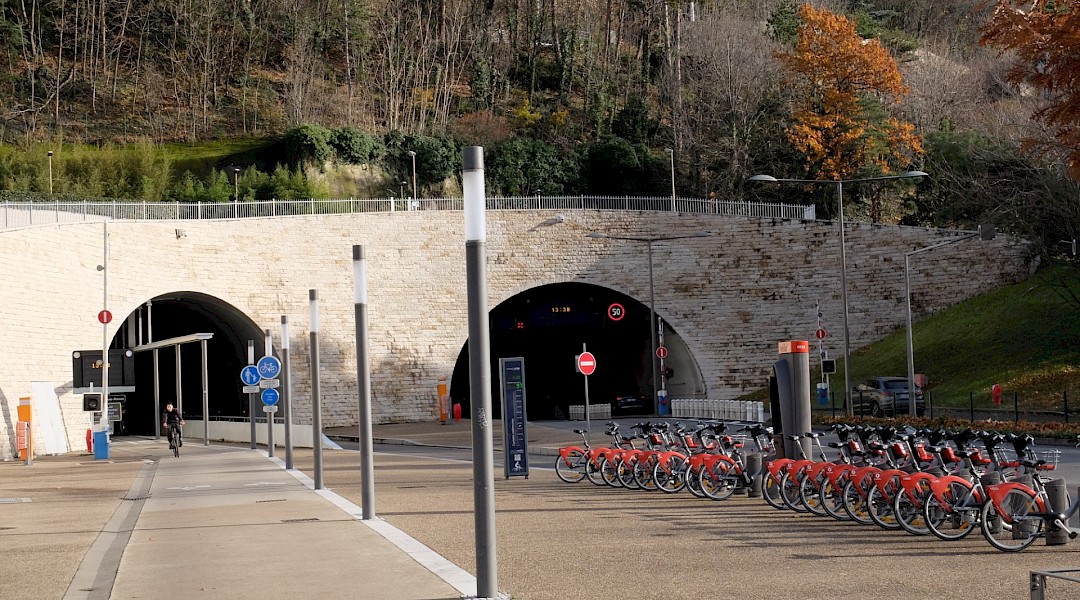 Tunnel De la Croix Rousse, Lyon, France. TouN@wikimedia commons