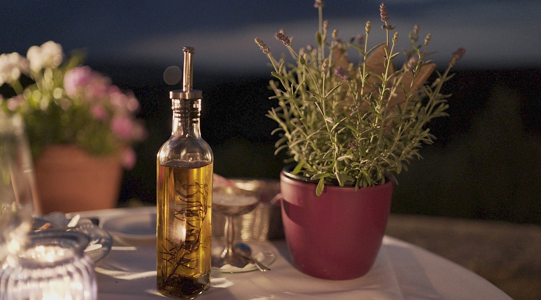 Olive oil tasting. Dimitri Karastelev@Unsplash
