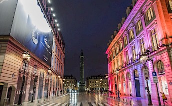 Reflections on the street, Place Vendome, Paris, France. Richard KREC@wikimedia commons