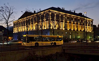 Bus, Night lights, Palais de justice, Paris, France. Florian Pépellin@wikimedia commons