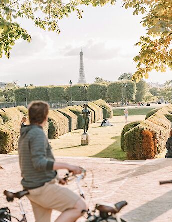 Bike tour of the Louvre Gardens, Paris bike tour, France. CC:TO