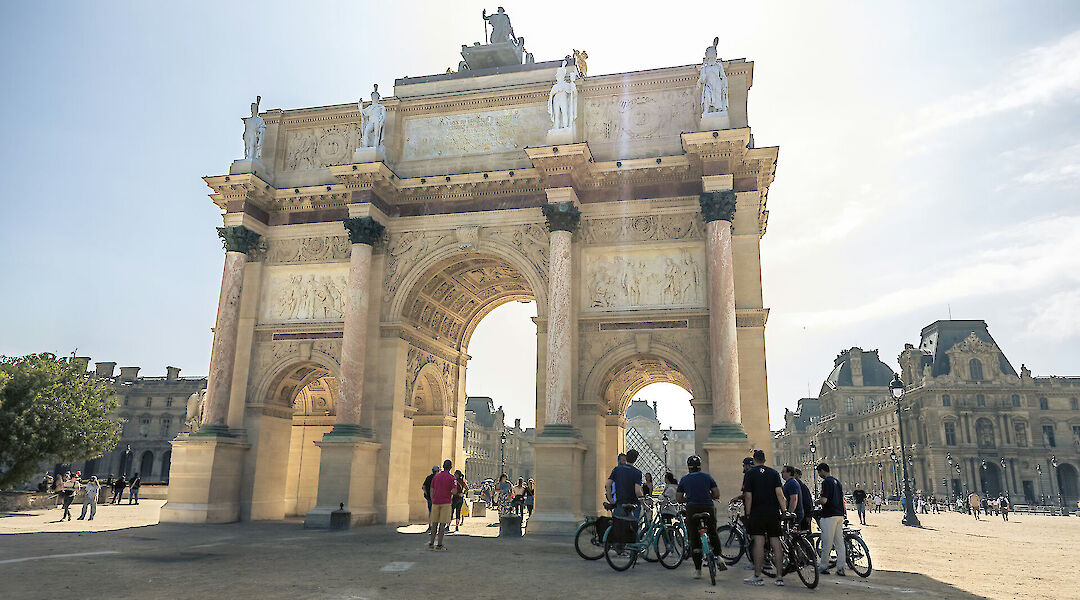 Bike tour to the Arc de Triomphe, Paris bike tour, France. CC:TO