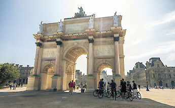 Bike tour to the Arc de Triomphe, Paris bike tour, France. CC:TO