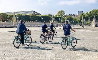 Chatting on the bike tour, Paris bike tour, France. CC:TO