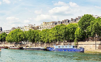 boats on Seine River, Paris, France. E Mens@unsplash