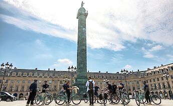Guide giving commentary, Paris bike tour, France. CC:TO
