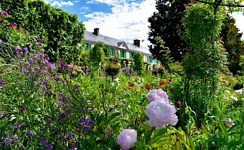View behind grass, Monet's House, Giverny, France. La salonniere@wikimedia commons