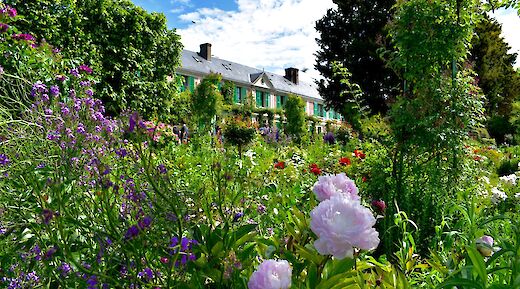 View behind grass, Monet's House, Giverny, France. La salonniere@wikimedia commons