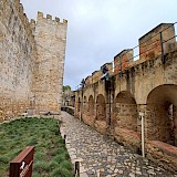 Pathway along the grounds of Sao Jorge castle, Lisbon, Portugal. Simon Burchell@wikimedia commons
